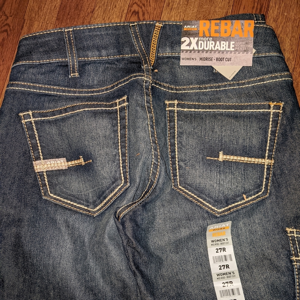 Brand New Juniors size 27 ARIAT JEANS
